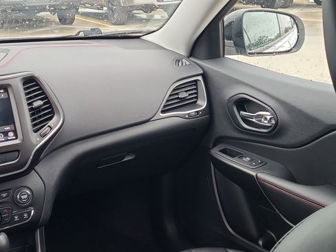 Used 2022 Jeep Cherokee Trailhawk w/ Comfort/Convenience Group image 17