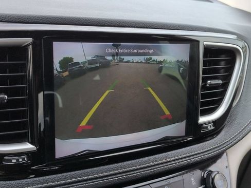 Used 2023 Chrysler Pacifica Touring-L FWD image 19