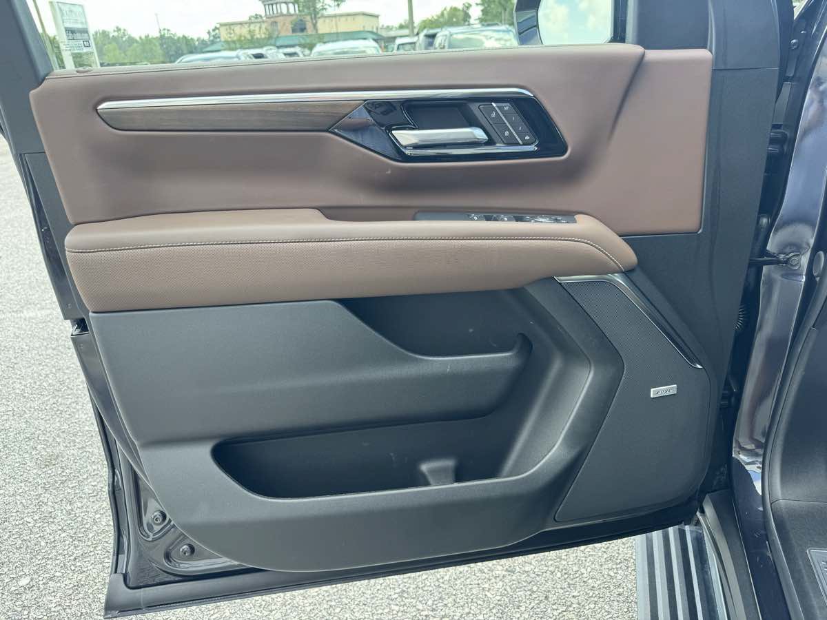 Used 2026 Chevrolet Suburban High Country RWD image 31