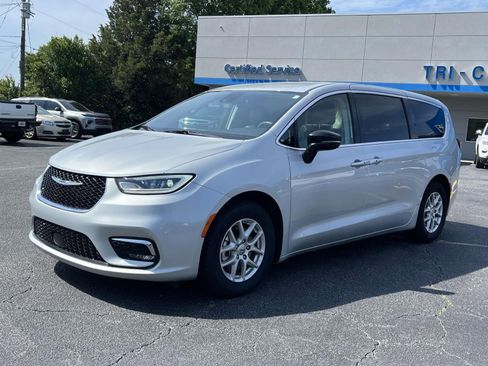 Used 2024 Chrysler Pacifica Touring-L FWD image 7