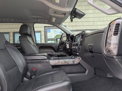 Used 2017 Chevrolet Silverado 1500 LTZ Z71 w/ Realtree Edition AWD/4WD image 19