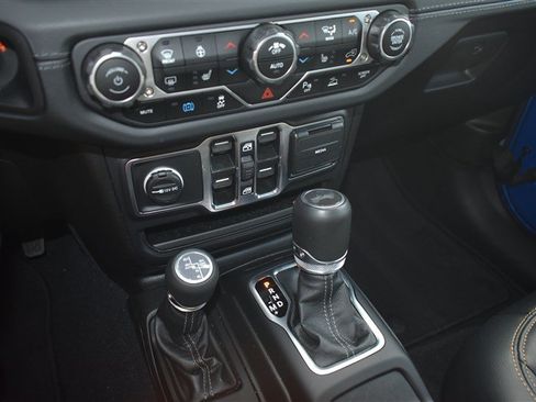 Used 2024 Jeep Wrangler Unlimited Sahara w/ Technology Group AWD/4WD image 17