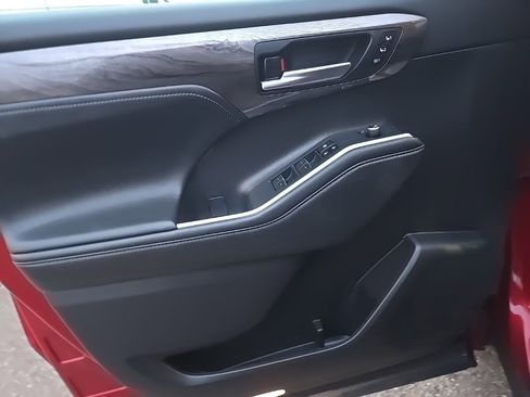 Used 2023 Toyota Highlander Platinum image 12