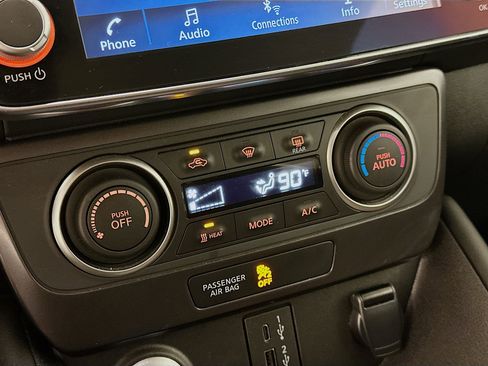 Used 2024 Nissan Leaf S image 23