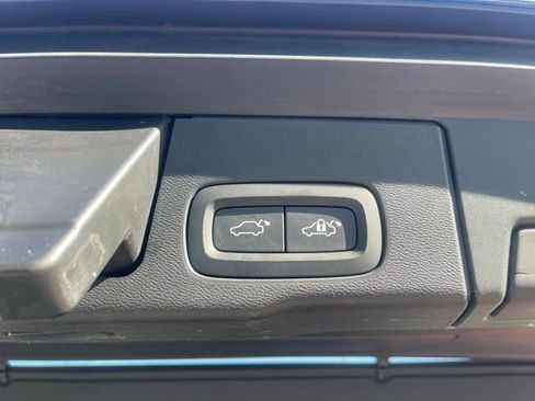 Used 2018 Volvo XC60 T5 Momentum w/ Vision Package AWD/4WD image 16