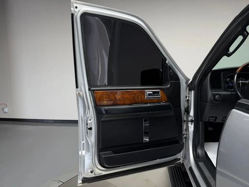 Used 2015 Lincoln Navigator 4WD image 26