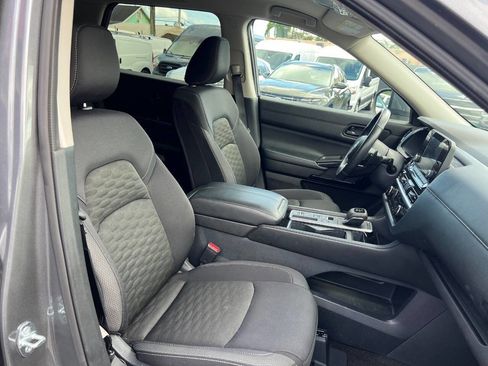 Used 2024 Nissan Pathfinder SV image 12