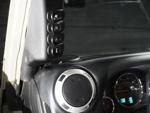 Used 2018 Jeep Wrangler Unlimited Rubicon w/ Connectivity Group image 11