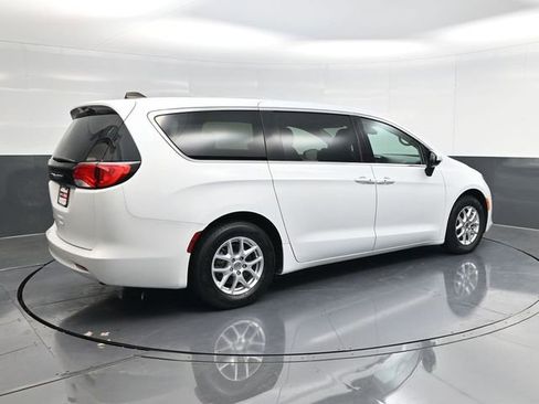 Used 2023 Chrysler Voyager LX image 3