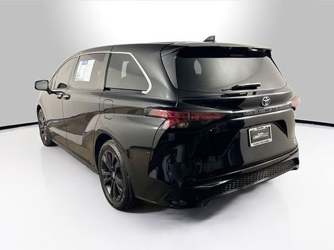 Used 2021 Toyota Sienna XSE image 11