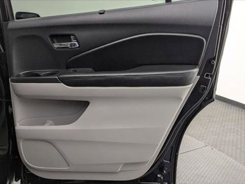 Used 2016 Honda Pilot Touring image 16