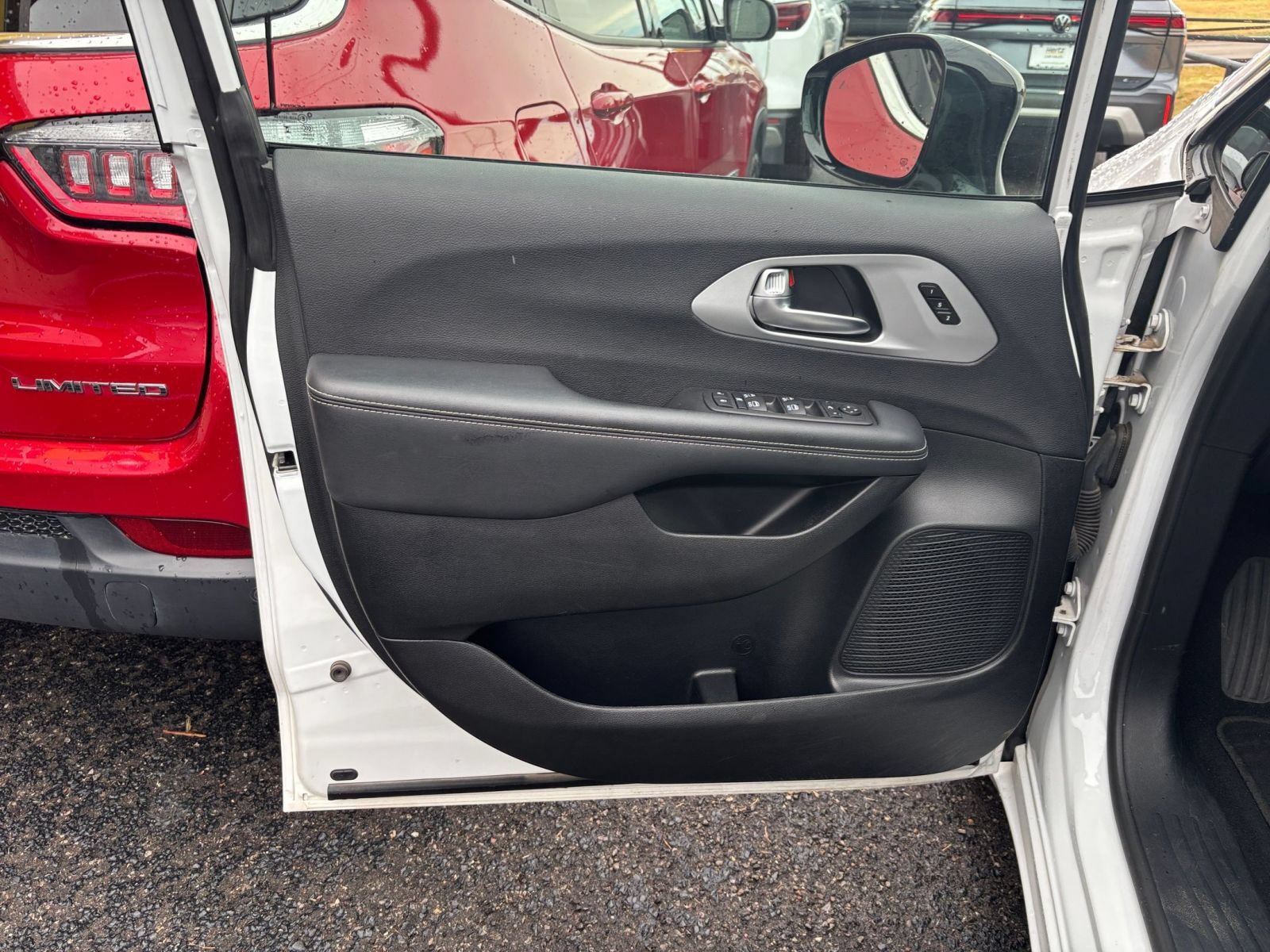Used 2025 Chrysler Pacifica Limited FWD image 18