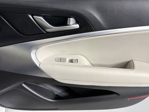 Used 2024 Genesis G70 2.5T image 12