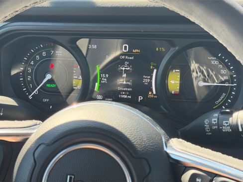 Used 2025 Jeep Wrangler Unlimited Sahara image 32