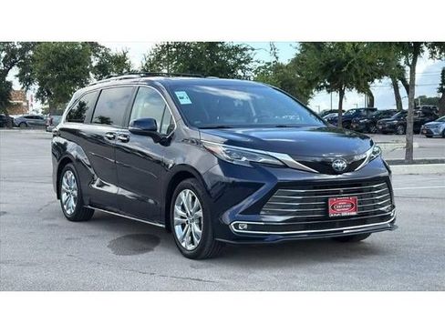 Certified 2024 Toyota Sienna Platinum FWD image 3