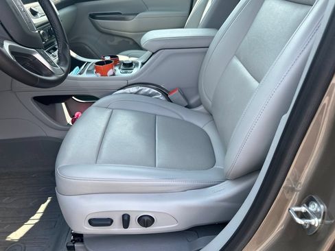 Used 2023 GMC Acadia SLT w/ Technology Package FWD image 4