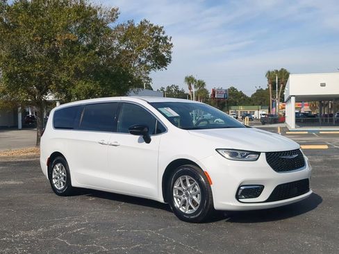 Used 2024 Chrysler Pacifica Touring image 2