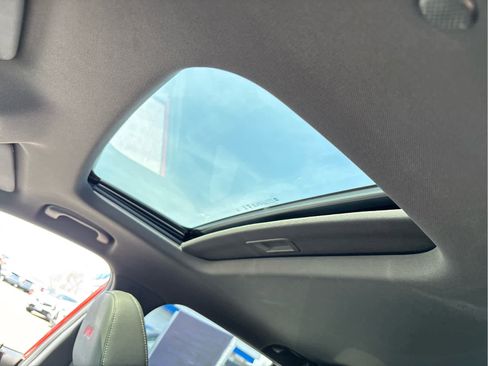 Certified 2024 Chevrolet Trax RS w/ Sunroof Package image 9