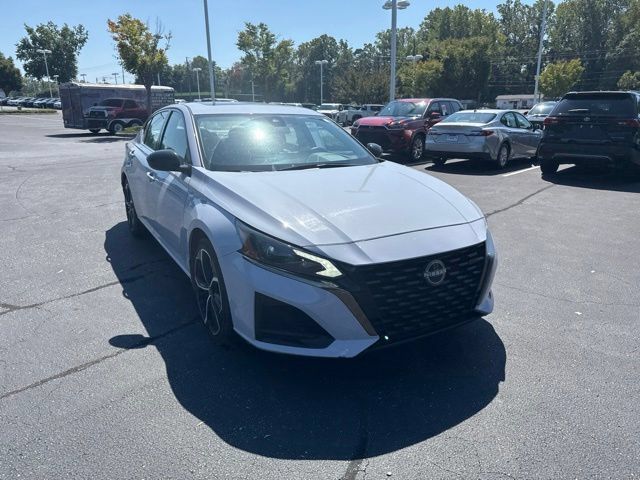 Used 2025 Nissan Altima 2.5 SR w/ SR Premium Package FWD image 4