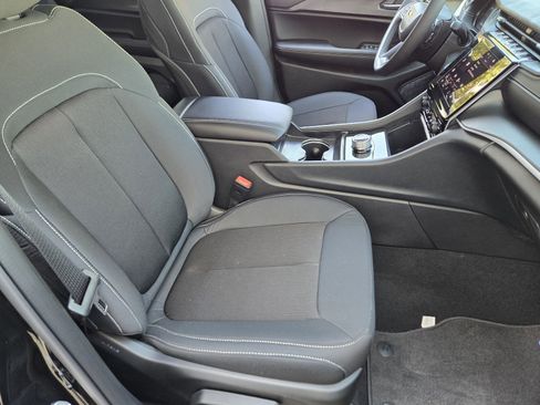 New 2025 Jeep Grand Cherokee L Laredo image 13