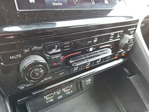 Used 2025 Jeep Grand Cherokee Altitude image 24