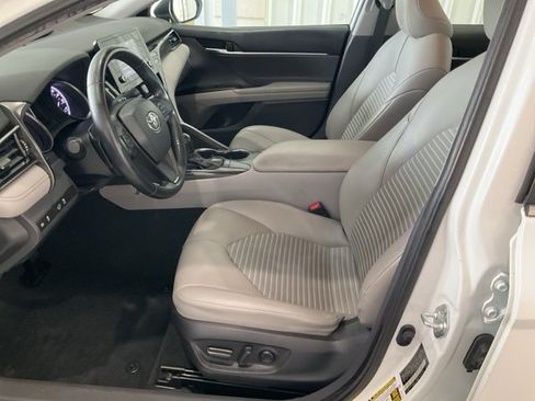 Used 2022 Toyota Camry SE image 3