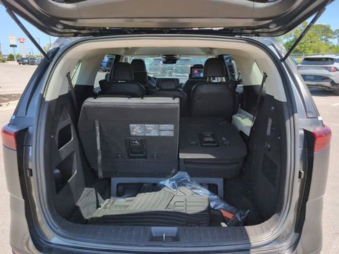 Used 2023 Kia Carnival LX image 6