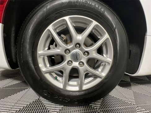 Used 2024 Chrysler Pacifica Touring-L image 18