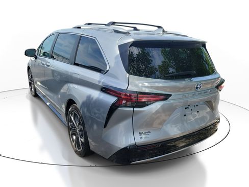 Used 2025 Toyota Sienna Platinum FWD image 7