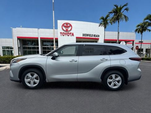 Used 2024 Toyota Highlander LE FWD image 4