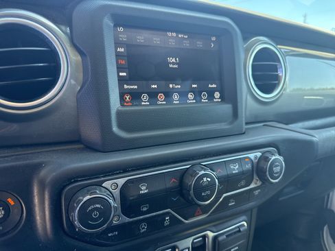 Used 2021 Jeep Gladiator Overland w/ Trailer Tow Package image 21