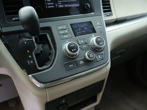 Used 2017 Toyota Sienna L image 13