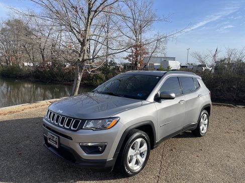 Used 2019 Jeep Compass Latitude image 9