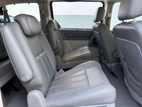 Used 2010 Chrysler Town & Country Touring image 16