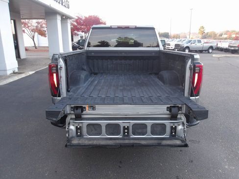 Used 2024 GMC Sierra 2500 AT4 image 8
