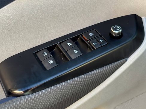 Used 2019 Toyota Highlander LE w/ Carpet Mat Package (TMS) AWD/4WD image 23