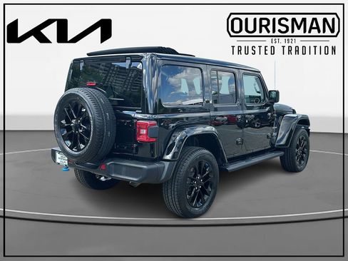 Used 2023 Jeep Wrangler Unlimited Sahara w/ Cold Weather Group AWD/4WD image 4