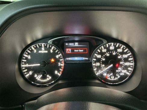 Used 2018 Nissan Pathfinder SV AWD/4WD image 18