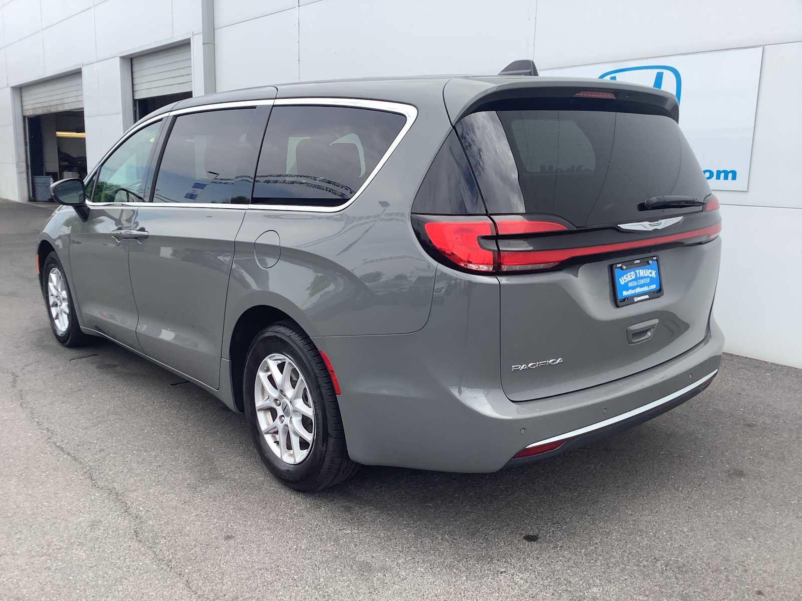 Used 2023 Chrysler Pacifica Touring-L FWD image 4