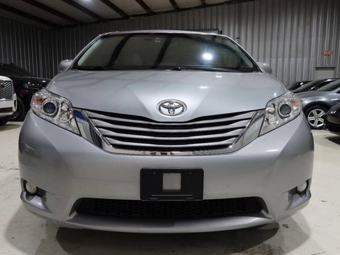 Used 2017 Toyota Sienna XLE w/ XLE Navigation Package FWD image 8