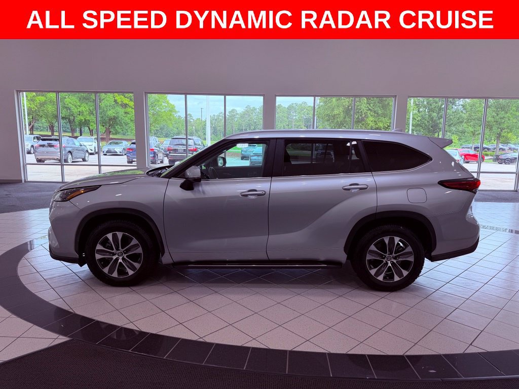 Used 2023 Toyota Highlander XLE FWD image 4