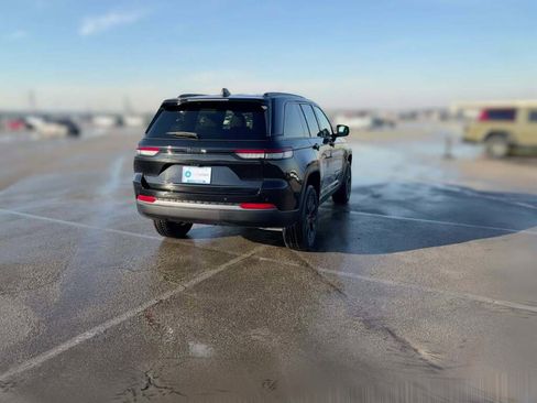 New 2026 Jeep Grand Cherokee Altitude image 11