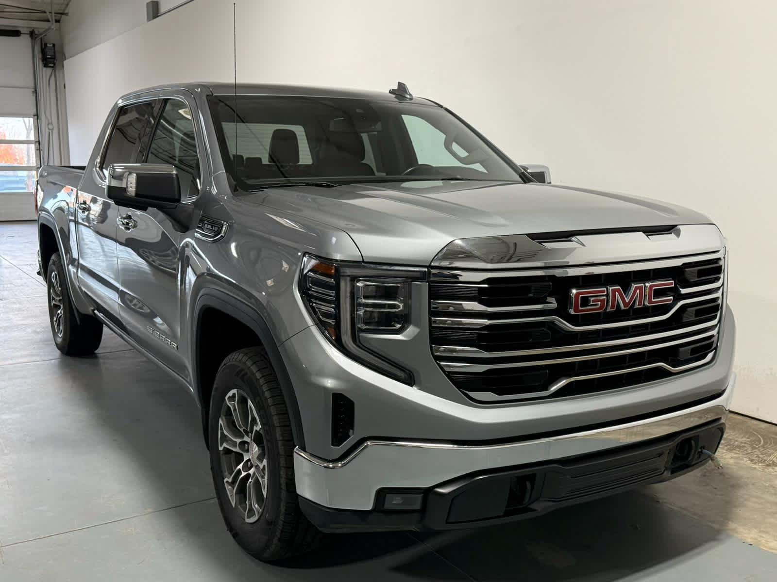 Used 2024 GMC Sierra 1500 SLT AWD/4WD image 5