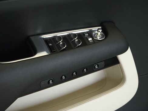 Used 2018 Rolls-Royce Dawn RWD image 28