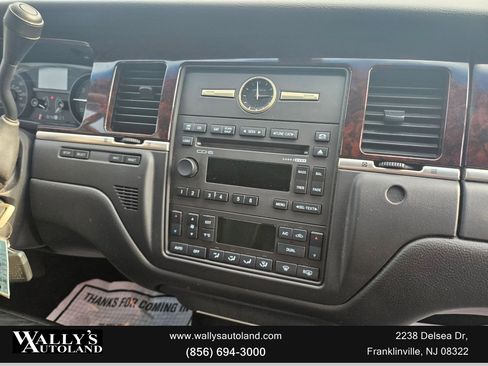 Used 2011 Lincoln Town Car Signature L image 25