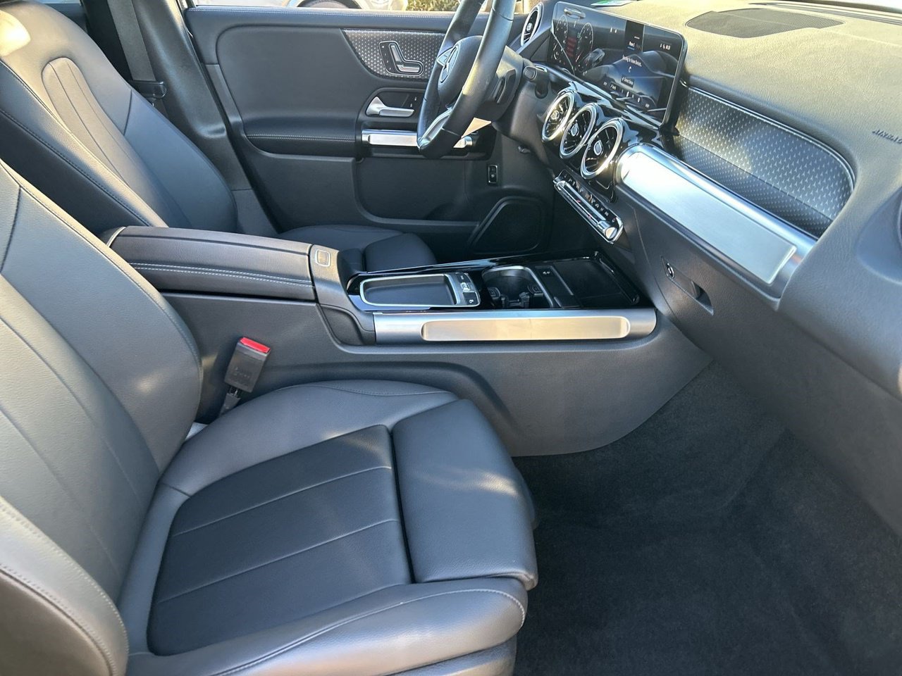 Used 2025 Mercedes-Benz GLB 250 image 8