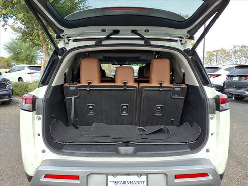 Used 2024 Nissan Pathfinder Platinum w/ Cargo Package image 10