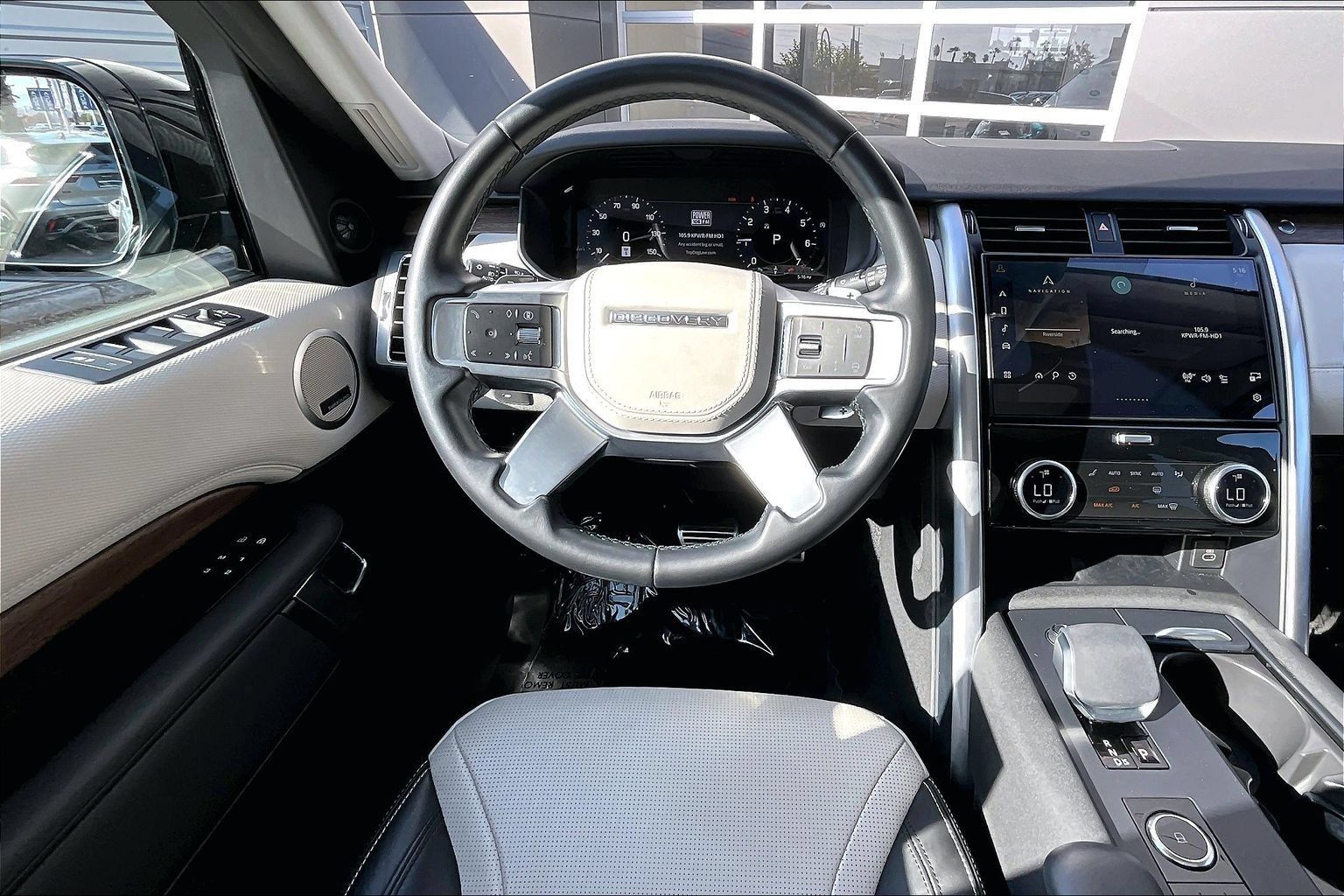 Used 2025 Land Rover Discovery Dynamic SE AWD/4WD image 5