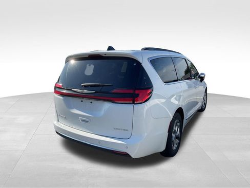 Used 2023 Chrysler Pacifica Limited image 9