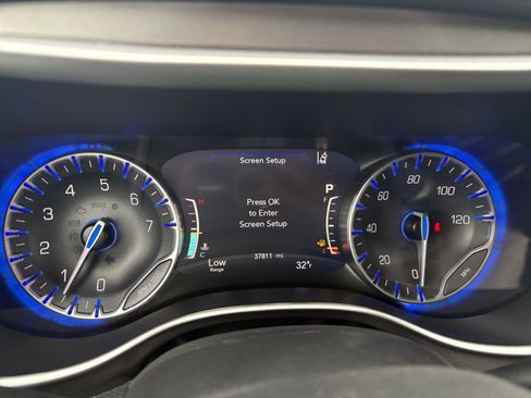 Used 2025 Chrysler Pacifica Select image 38